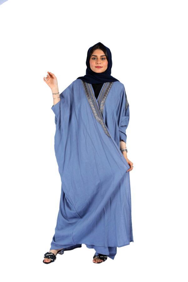 ⁦عبايه تطريز قطري ازرق فاتح بشت⁩ - الصورة ⁦4⁩