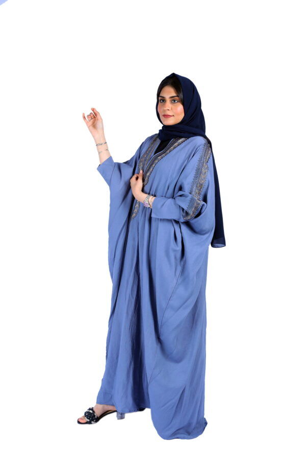 ⁦عبايه تطريز قطري ازرق فاتح بشت⁩ - الصورة ⁦5⁩