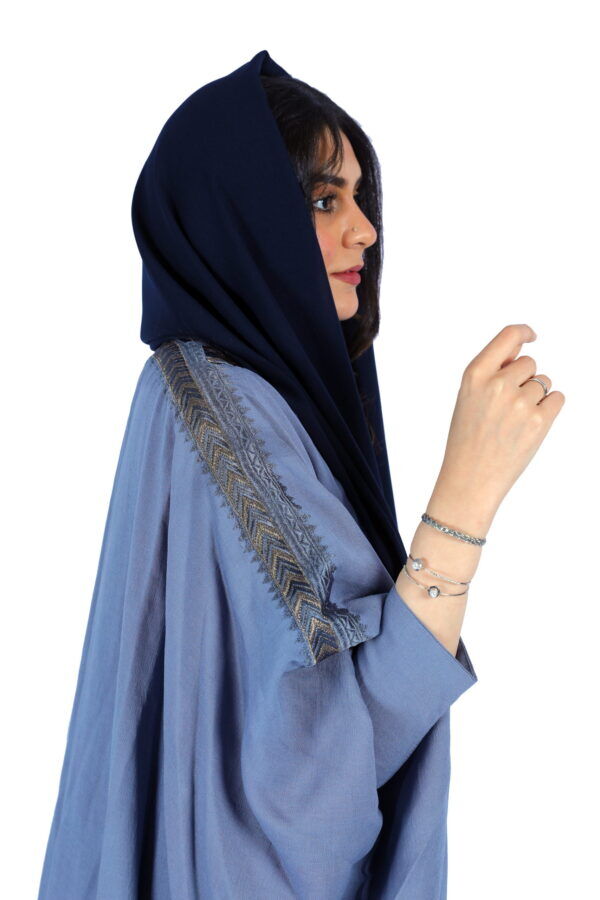 ⁦عبايه تطريز قطري ازرق فاتح بشت⁩ - الصورة ⁦3⁩