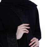 عبايه موديل كلاسيك مع تطريز بالحروف