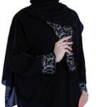 عبايه موديل كلاسيك مع تطريز بالحروف الأبجدية