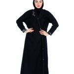 عبايه لف بياقة محدده بشريط كاروهات بيج و اسود