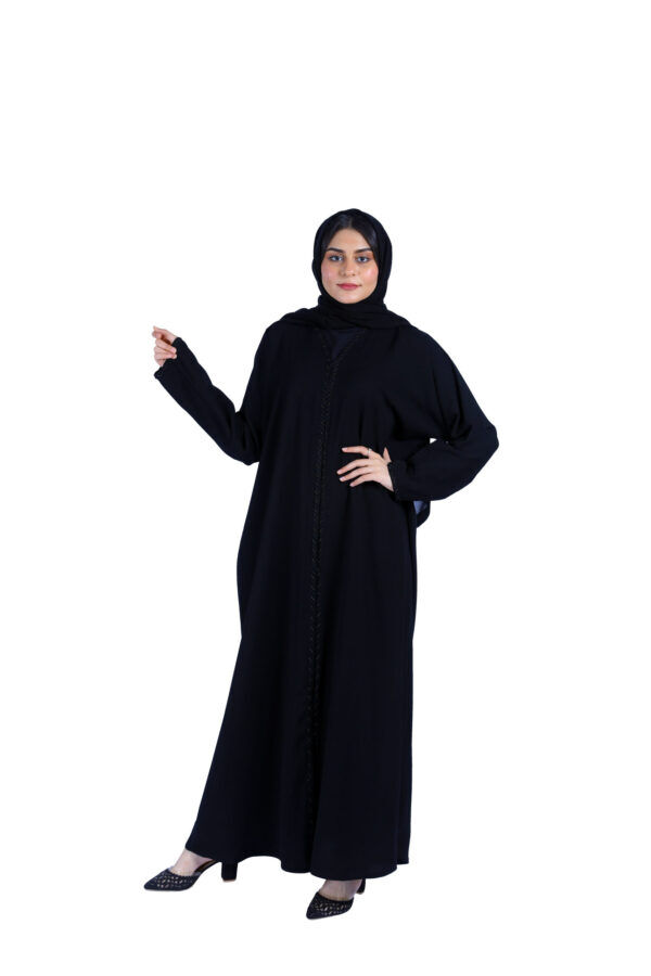 ⁦عبايه زهرة محدده بشك اسود⁩ - الصورة ⁦2⁩