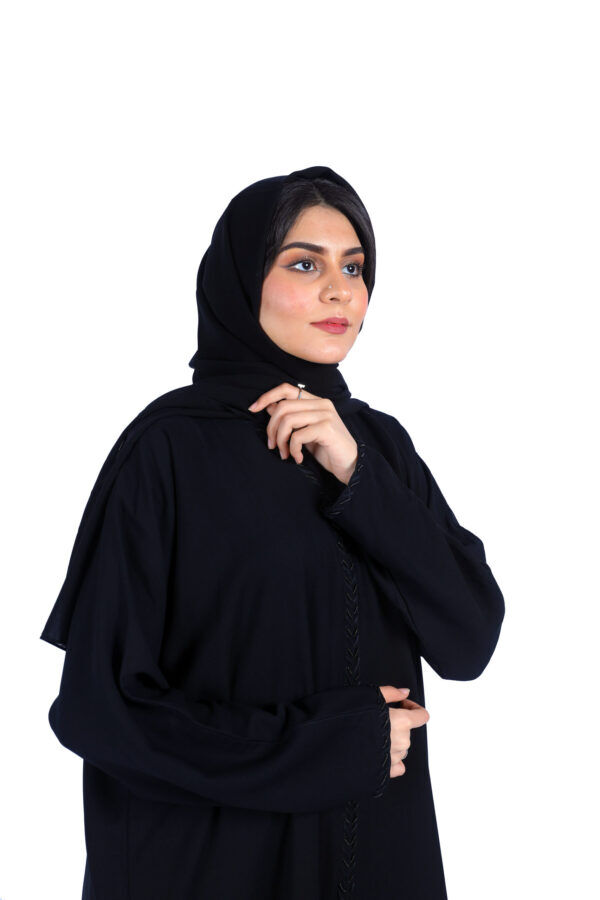 ⁦عبايه زهرة محدده بشك اسود⁩ - الصورة ⁦3⁩