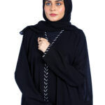 عبايه زهرة بشك من امام محدد بأبيض