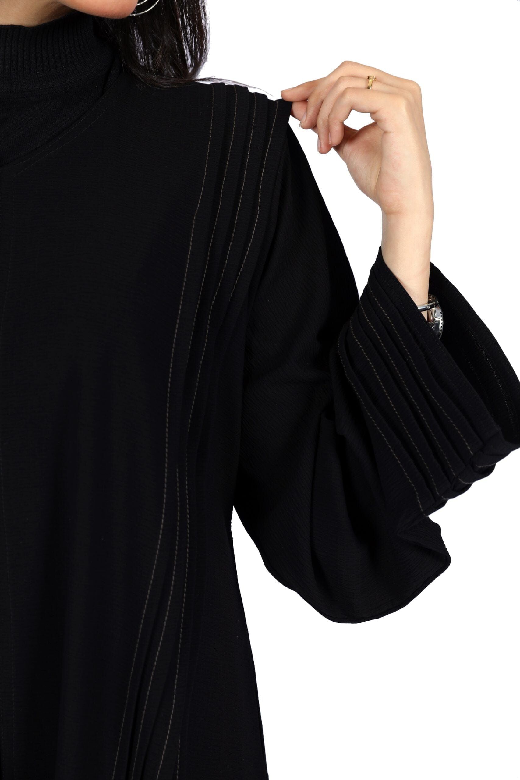 عباية كلوش كلاسيك محددة بخيوط بيج