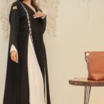 ⁦عبايه كتف بكسرات جانبيه سكري بشكل مميز⁩ - الصورة ⁦2⁩