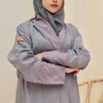 عبايه كريب بياقة وكتان رمادي