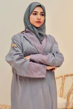 عبايه كريب بياقة وكتان رمادي