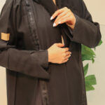 عبايه كتف بكسرات جانبيه اسود بشكل مميز