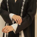 ⁦عبايه كتف بكسرات جانبيه سكري بشكل مميز⁩ - الصورة ⁦4⁩