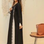 ⁦عبايه كتف بكسرات جانبيه سكري بشكل مميز⁩ - الصورة ⁦3⁩