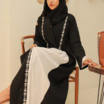 عبايه كتف بكسرات جانبيه سكري بشكل مميز