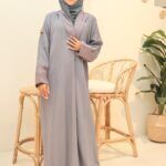 ⁦عبايه كريب بياقة وكتان رمادي⁩ - الصورة ⁦3⁩