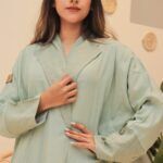 ⁦عبايه كريب تيفاني بياقة بليزر⁩ - الصورة ⁦5⁩