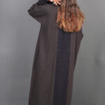 ⁦عبايه بياقه كريب اسود لف⁩ - الصورة ⁦2⁩