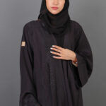 ⁦عبايه قطري كريب اسود موديل لف⁩ - الصورة ⁦2⁩