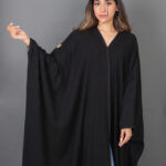 ⁦عباية بشت إماراتي لف – أسود فخم بتحديد أنيق⁩ - الصورة ⁦2⁩