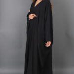 ⁦عباية بشت إماراتي لف – أسود فخم بتحديد أنيق⁩ - الصورة ⁦4⁩