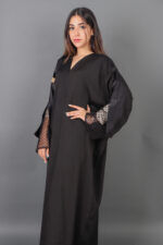 ⁦عباية ملكي بتطريز أسود يدوي على الأكمام بلون أسود⁩ - الصورة ⁦4⁩