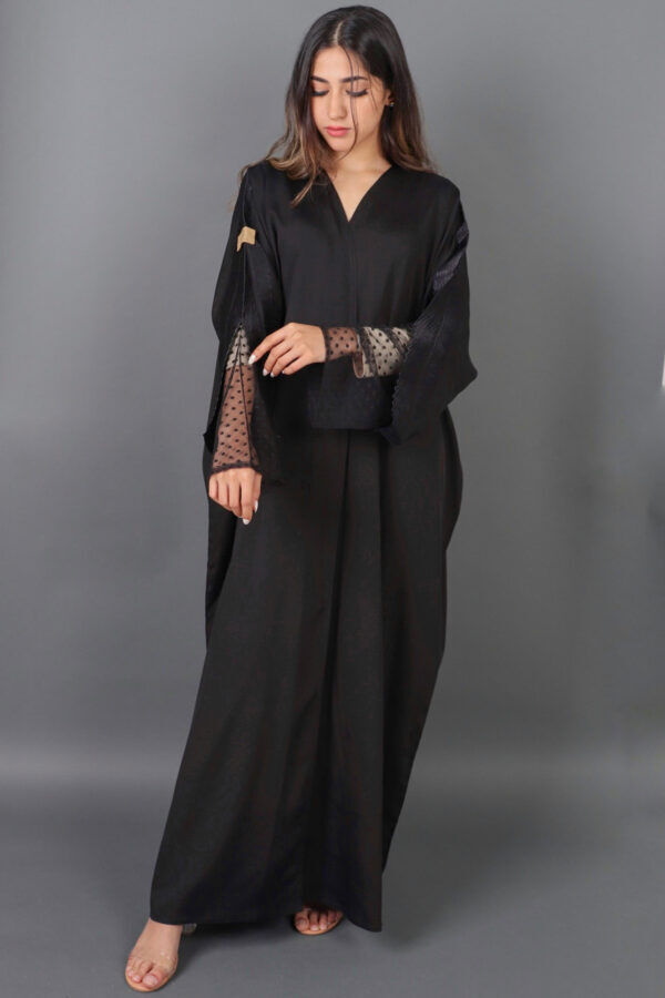 ⁦عباية ملكي بتطريز أسود يدوي على الأكمام بلون أسود⁩ - الصورة ⁦3⁩