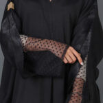 عباية ملكي بتطريز أسود يدوي على الأكمام بلون أسود