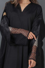 عباية ملكي بتطريز أسود يدوي على الأكمام بلون أسود