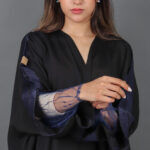 ⁦عباية ملكي بتطريز يدوي على الأكمام بلون كحلي⁩ - الصورة ⁦2⁩