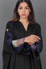 ⁦عباية ملكي بتطريز يدوي على الأكمام بلون كحلي⁩ - الصورة ⁦2⁩