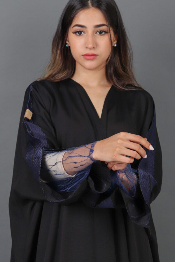 ⁦عباية ملكي بتطريز يدوي على الأكمام بلون كحلي⁩ - الصورة ⁦2⁩