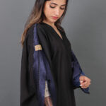 ⁦عباية ملكي بتطريز يدوي على الأكمام بلون كحلي⁩ - الصورة ⁦3⁩