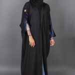 ⁦عباية ملكي بتطريز يدوي على الأكمام بلون كحلي⁩ - الصورة ⁦4⁩