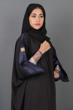 عباية ملكي بتطريز يدوي على الأكمام بلون كحلي