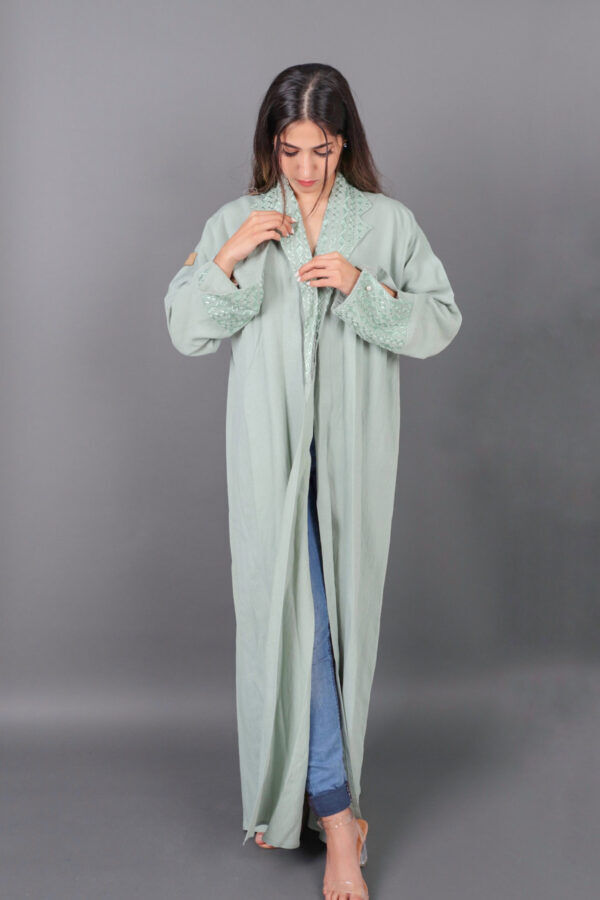 ⁦عبايه كريب سعودي بياقة تيفاني لف⁩ - الصورة ⁦4⁩