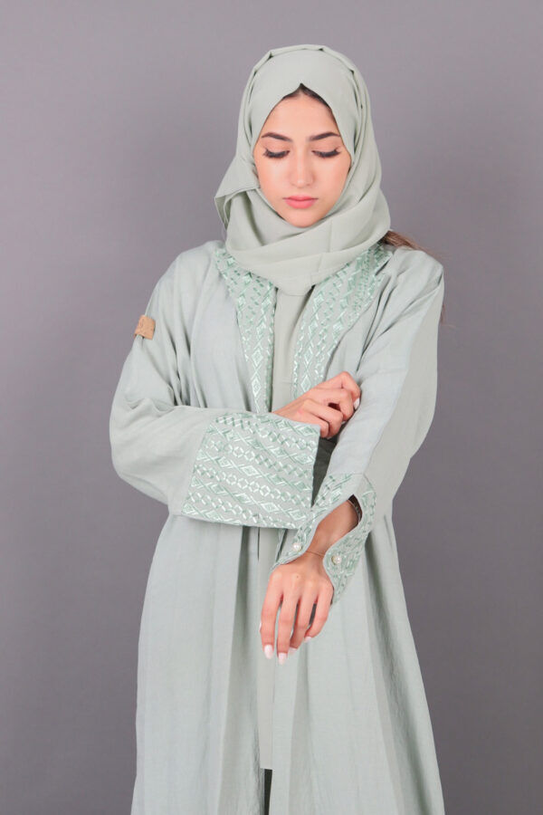 ⁦عبايه كريب سعودي بياقة تيفاني لف⁩ - الصورة ⁦2⁩