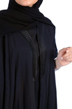 عبايه قطريه بتطريز شك اسود مخفى من امام