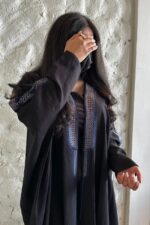 ⁦عباية قطرية بتطريز شك مخفى من الأمام⁩ - الصورة ⁦2⁩