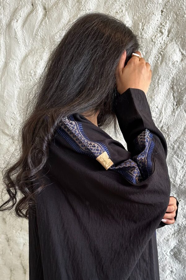 ⁦عباية قطرية بتطريز شك مخفى من الأمام⁩ - الصورة ⁦4⁩