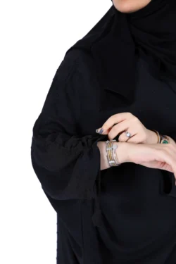 عبايه نص بشت قطرية سوداء بالكامل