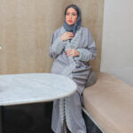 ⁦عبايه فروه شتوي رماري⁩ - الصورة ⁦2⁩