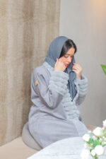 ⁦عبايه فروه شتوي رماري⁩ - الصورة ⁦3⁩