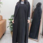 ⁦عباية بطبقة داخلية مع ربطة جانبية بكم جلد مفتوحة⁩ - الصورة ⁦6⁩