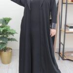 ⁦عباية بطبقة داخلية مع ربطة جانبية بكم جلد مفتوحة⁩ - الصورة ⁦4⁩