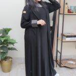 ⁦عباية بطبقة داخلية مع ربطة جانبية بكم جلد مفتوحة⁩ - الصورة ⁦5⁩