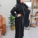 ⁦عباية بطبقة داخلية مع ربطة جانبية بكم جلد مفتوحة⁩ - الصورة ⁦2⁩