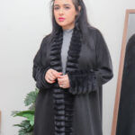 ⁦عباية فروه شتوي اسود 2224⁩ - الصورة ⁦2⁩