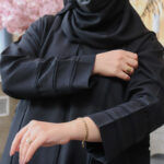 ⁦عباية بجيوب جانبية مميزه و أكمام مزينه بفايفين⁩ - الصورة ⁦2⁩