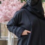 عباية بجيوب جانبية مميزه و أكمام مزينه بفايفين