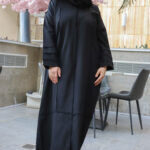 ⁦عباية بجيوب جانبية مميزه و أكمام مزينه بفايفين⁩ - الصورة ⁦3⁩