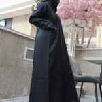 ⁦عباية بجيوب جانبية مميزه و أكمام مزينه بفايفين⁩ - الصورة ⁦5⁩